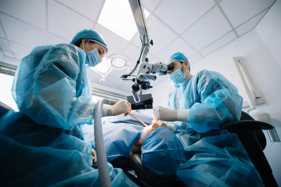 Oral kirurg som utfører en operasjon